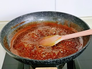 7、芝麻核桃糖,这时开始顺时针搅拌，全程小火，不停搅拌。