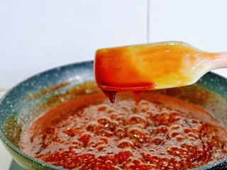 8、芝麻核桃糖,熬到提前铲子有薄膜，这个状态也可以根据个人口味来，如果喜欢硬一点的，就熬到拉丝，我家宝贝不喜欢太硬的，所以熬到这个程度就差不多了。