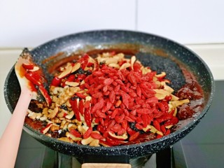 9、芝麻核桃糖,加入核桃，芝麻，红枣，枸杞。