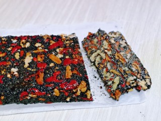 12、芝麻核桃糖,凉透后切出自己喜欢的形状就可以享用啦～