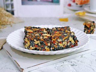 14、芝麻核桃糖,好吃不上火的核桃芝麻养生糕。