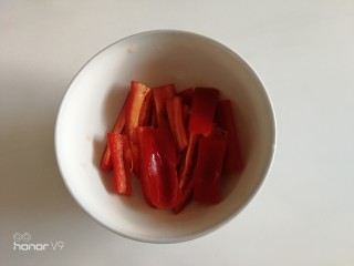 3、虾仁&脆皮肠披萨,红椒切丝。