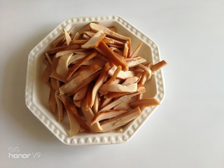 4、虾仁&脆皮肠披萨,脆皮肠切小片。