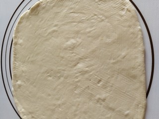 7、虾仁&脆皮肠披萨,放硅胶垫上面排气，擀卷成圆形。烤箱200 度预热10 分钟。