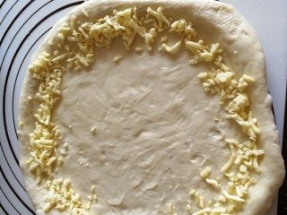 8、虾仁&脆皮肠披萨,四周放入马苏里拉碎。