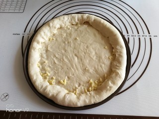 9、虾仁&脆皮肠披萨,捏紧四边。