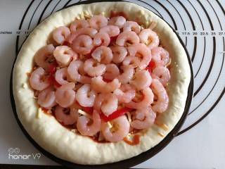 13、虾仁&脆皮肠披萨,放入虾仁和红椒。