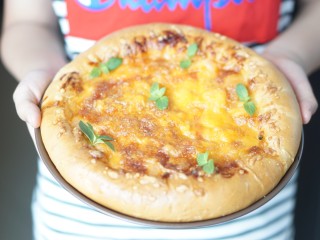 20、虾仁&脆皮肠披萨,成品图