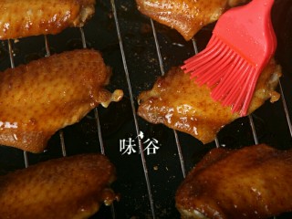 11、烤鸡翅,刷上蜂蜜，两面都刷上。继续烤20分钟即可，喜欢甜点的中途可以刷多一次蜂蜜。