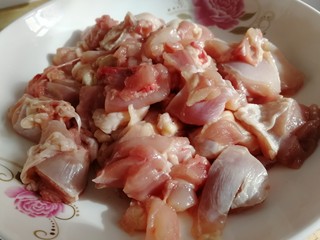 2、牙签肉,剔骨切小块儿，再用冷水洗去血水，厨房纸巾吸去多余水份。