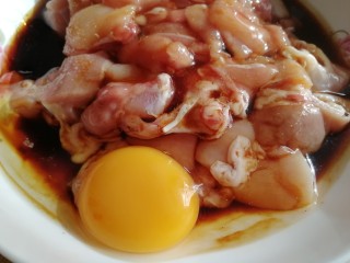 4、牙签肉,倒入料汁，打入一个小鸡蛋。（鸡蛋比较大的话就放半个）