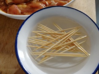 7、牙签肉,准备一些牙签放入清水里泡一会儿。