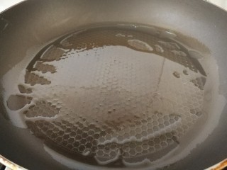 12、牙签肉,平底锅倒入少量食用油。