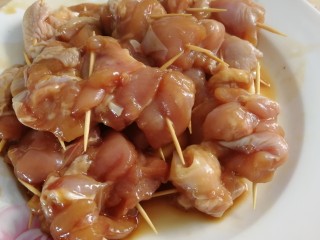 10、牙签肉,牙签串好肉块儿。