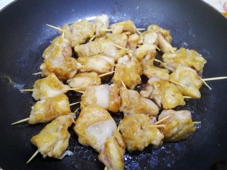 14、牙签肉,文火煎至一面金黄。