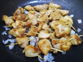 17、牙签肉,把牙签肉铺在上面。