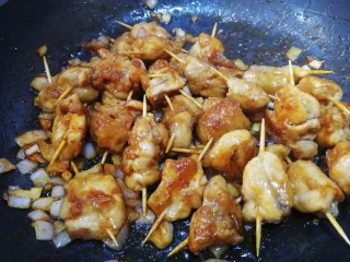 20、牙签肉,把牙签肉翻面，让料汁均匀包裹上肉块，文火把料汁收浓即可。