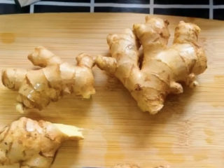 1、姜撞奶,准备几块新鲜老姜,老姜的效果比新姜要好