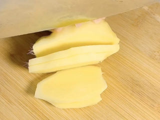 2、姜撞奶,去皮,先切成片