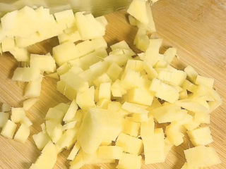 3、姜撞奶,再切成小丁