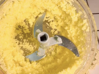 4、姜撞奶,加入料理机,搅成碎