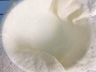 5、姜撞奶,准备一块纱布