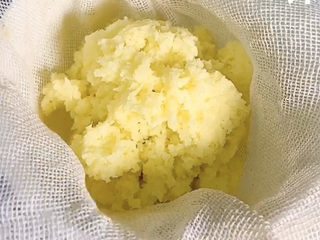 6、姜撞奶,加入搅好的姜末