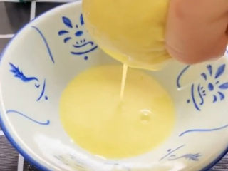 7、姜撞奶,挤出姜汁备用