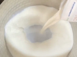 8、姜撞奶,200毫升纯奶加入锅中,一定要选择全脂牛奶,这样凝固效果才好