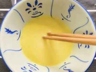 11、姜撞奶,用筷子搅一下姜汁,姜汁中的淀粉会沉在碗底,得搅动均匀,以免凝固效果变差。