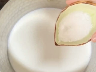 9、姜撞奶,加入砂糖