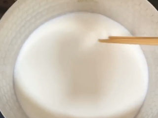 10、姜撞奶,小火不停搅拌,加热到80度,就是有点冒小泡就可以了