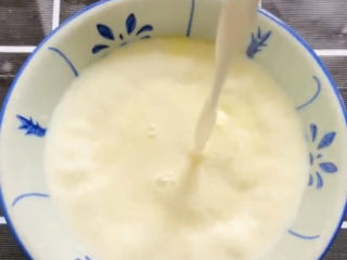 12、姜撞奶,从高处冲入热牛奶,就是姜撞奶的撞字,主要是要让奶液和姜汁充分混合