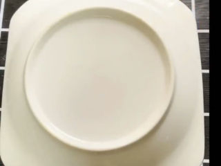 13、姜撞奶,盖上一个盘子,静止二十分钟,记的一定不要动它