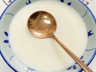 14、姜撞奶,二十分钟了,用勺子试试凝固情况。奶液变成果冻状,勺子不会沉下去就成功了