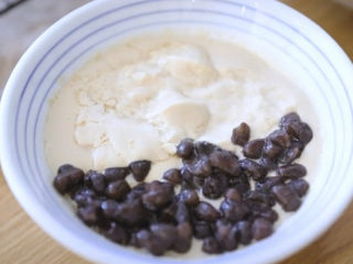 16、姜撞奶,你可以按照自己的口味加入配料,比如蜜豆,葡萄干、水果之类的。女生吃也可以把砂糖换成红糖,养生效果更好,我更常吃的就是红糖口味。