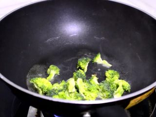 4、西兰花培根白汁意面,待油温七八成热时，加入西兰花翻炒几下。