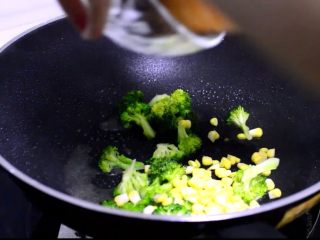 5、西兰花培根白汁意面,加入玉米粒，翻炒。