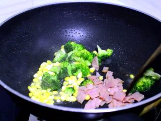 6、西兰花培根白汁意面,再加入培根，翻炒均匀，让所有配菜炒出香味。