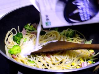 9、西兰花培根白汁意面,倒入牛奶，再翻炒几下让意面吸收所有的意面酱跟奶香味。