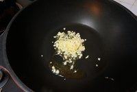 3、黑橄榄培根虾仁披萨,开火~蒜仁炒一下