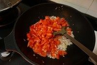 5、黑橄榄培根虾仁披萨,炒至洋葱变透明,加入番茄,翻炒