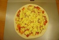 13、黑橄榄培根虾仁披萨,加马苏里拉芝士碎