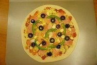 15、黑橄榄培根虾仁披萨,撒上一层马苏里拉芝士,再加入虾仁,剩余的黑橄榄也放上,最后再撒马苏里拉芝士