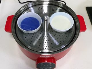 5、青花瓷冰皮月饼,盖上保鲜膜，用牙签扎几个孔洞，入万慕智能升降锅中。