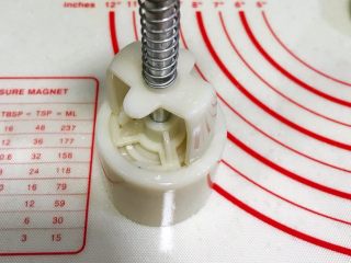 15、青花瓷冰皮月饼,给月饼模刷上油，放入冰皮团。