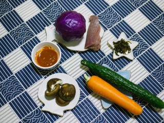 1、石锅拌饭,主要食材:香菇，胡萝卜，黄瓜，紫甘蓝，海带丝，韩式拌酱，里脊肉！如果，你喜欢其他食材，也是可以加的，不过加的食材数量不宜过多，不然做出来摆盘摆不下去！