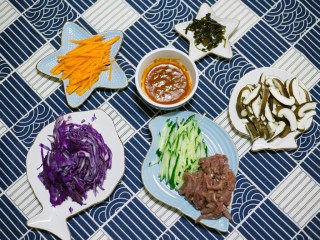 2、石锅拌饭,然后，我们分别切丝，这里选择里脊肉的原因是:里脊肉是猪身上最嫩的部位！吃进去，很光滑！