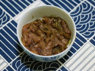 3、石锅拌饭,接下去就是腌制里脊肉...里脊肉丝里，加入黑胡椒，麻辣鲜粉，耗油和少许生抽，大约腌制15-20分钟左右，里面不加盐，因为上面调料里面本身就有盐成分