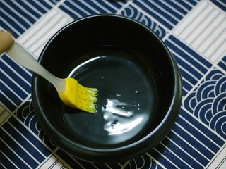 4、石锅拌饭,把石锅底下刷一层油，记住了:适量，不可过多，目的是为了接下去的米饭有种香喷喷的滋滋的感觉的锅巴感觉，而且还可以保温，让底下的香味散发出来！